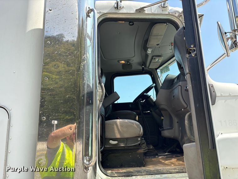 image for item YA0979 2013 Peterbilt 365 crane truck