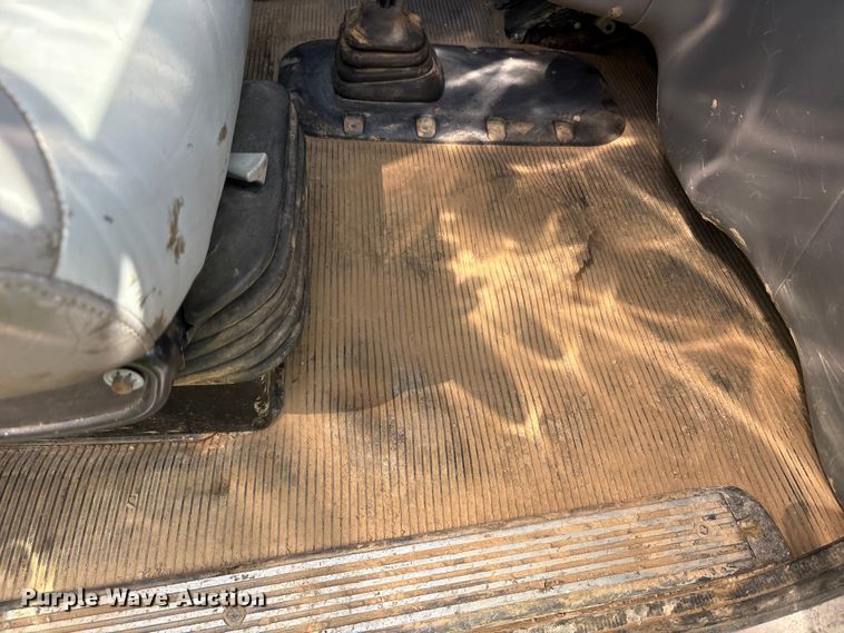 image for item YA0979 2013 Peterbilt 365 crane truck