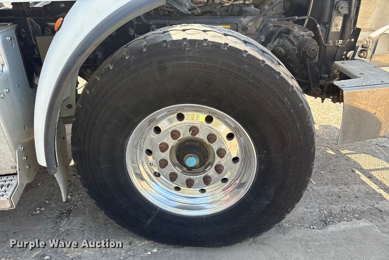 image for item YA0979 2013 Peterbilt 365 crane truck