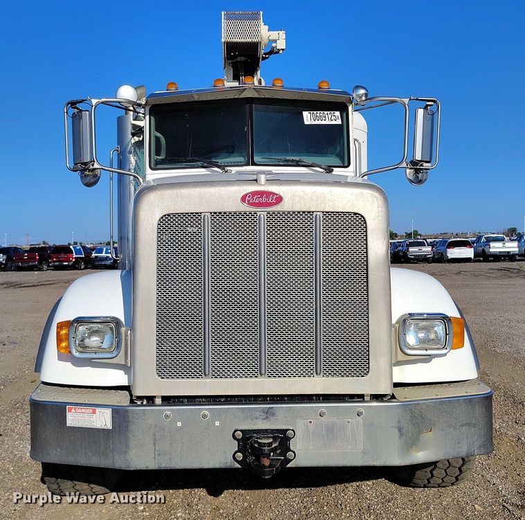 image for item YA0980 2011 Peterbilt 365 crane truck