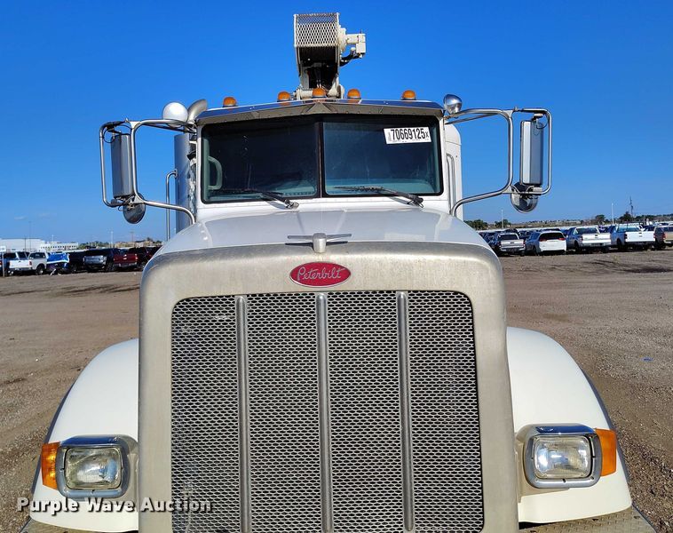 image for item YA0980 2011 Peterbilt 365 crane truck