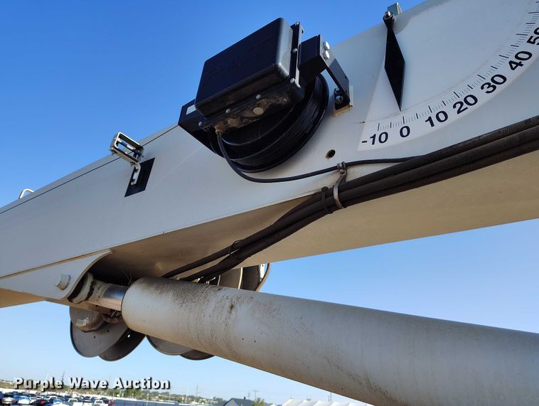 image for item YA0980 2011 Peterbilt 365 crane truck