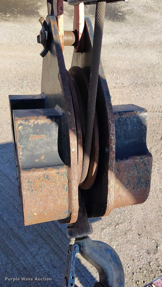 image for item YA0980 2011 Peterbilt 365 crane truck