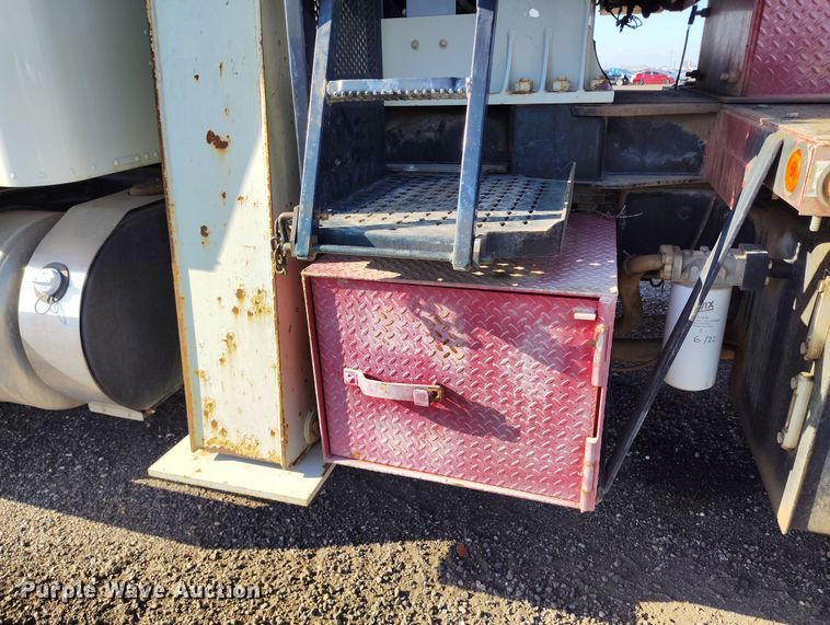 image for item YA0980 2011 Peterbilt 365 crane truck