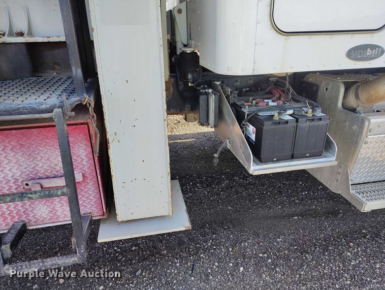 image for item YA0980 2011 Peterbilt 365 crane truck