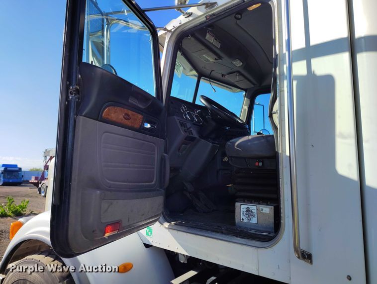 image for item YA0980 2011 Peterbilt 365 crane truck