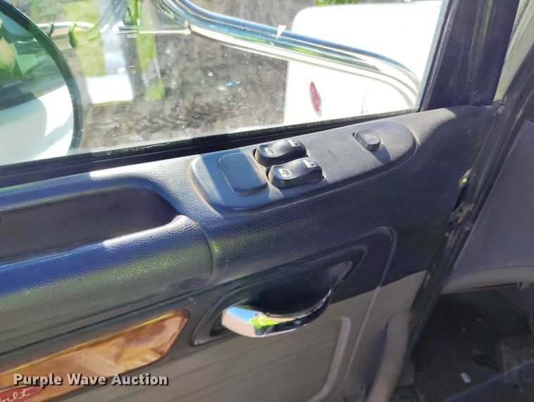 image for item YA0980 2011 Peterbilt 365 crane truck