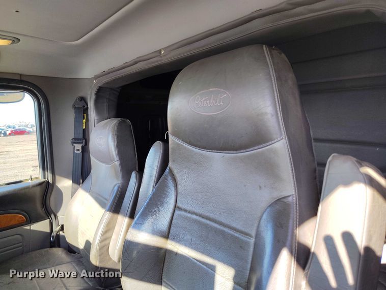 image for item YA0980 2011 Peterbilt 365 crane truck