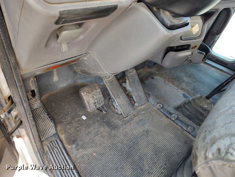 image for item YA0980 2011 Peterbilt 365 crane truck