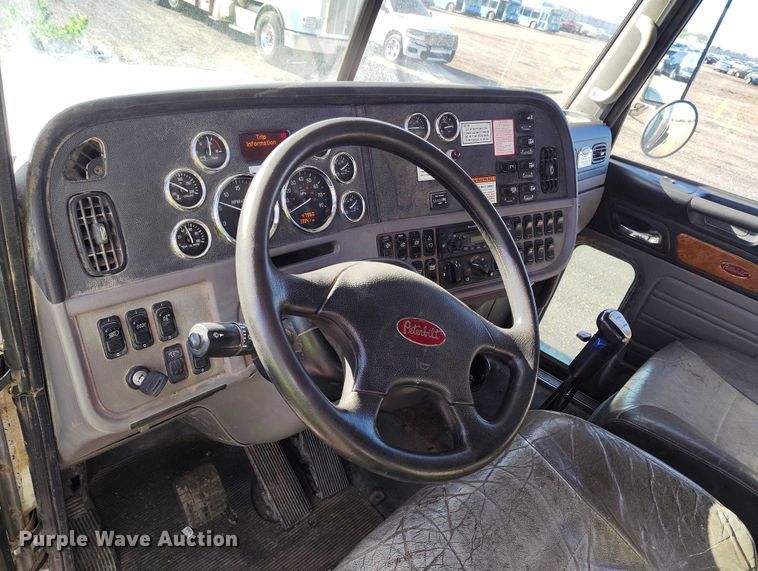 image for item YA0980 2011 Peterbilt 365 crane truck