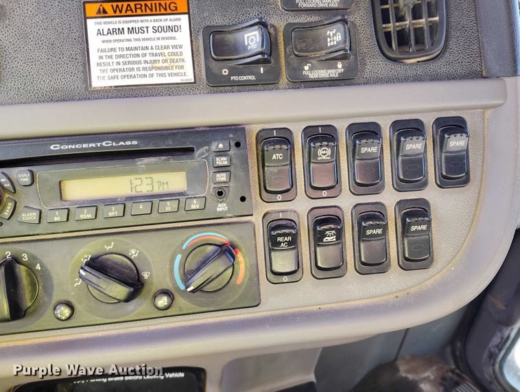 image for item YA0980 2011 Peterbilt 365 crane truck