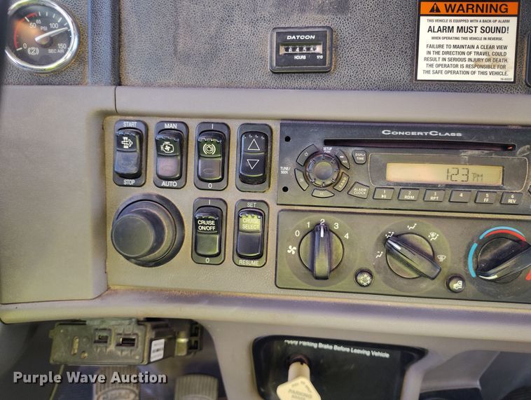 image for item YA0980 2011 Peterbilt 365 crane truck