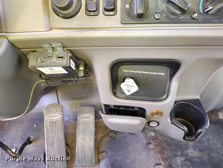 image for item YA0980 2011 Peterbilt 365 crane truck