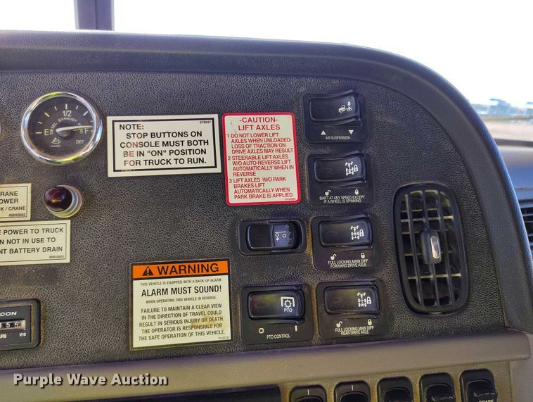 image for item YA0980 2011 Peterbilt 365 crane truck