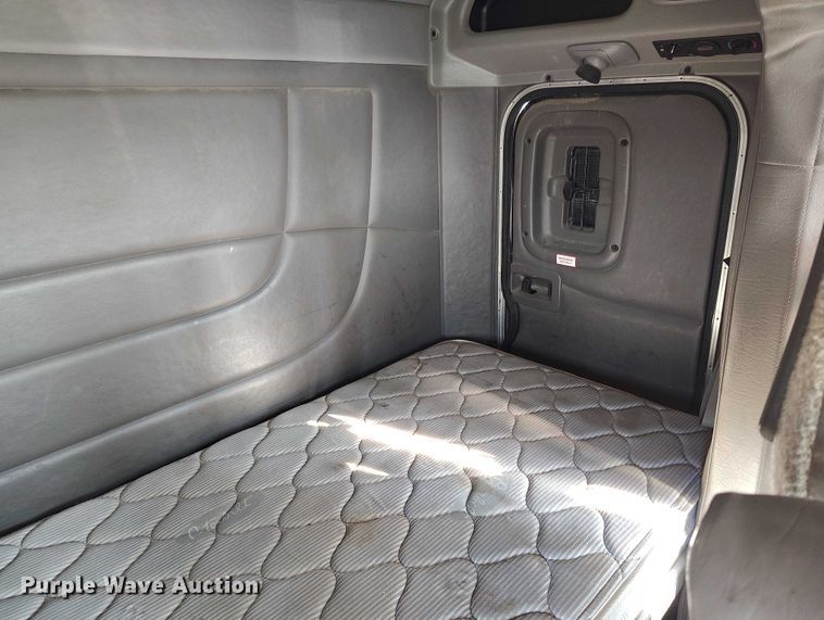 image for item YA0980 2011 Peterbilt 365 crane truck