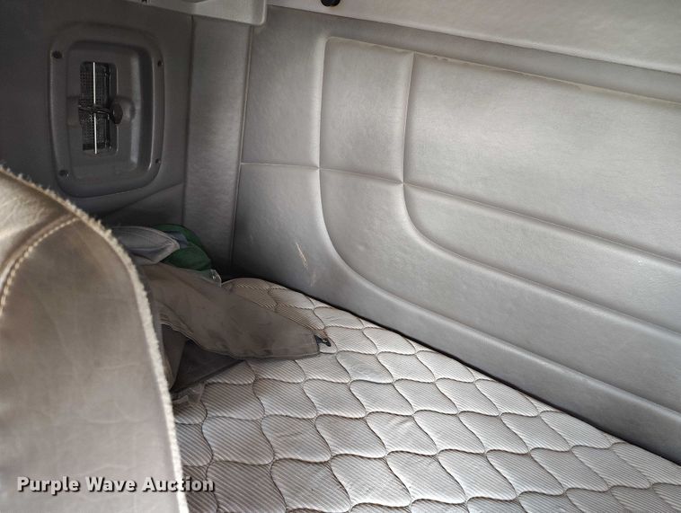 image for item YA0980 2011 Peterbilt 365 crane truck