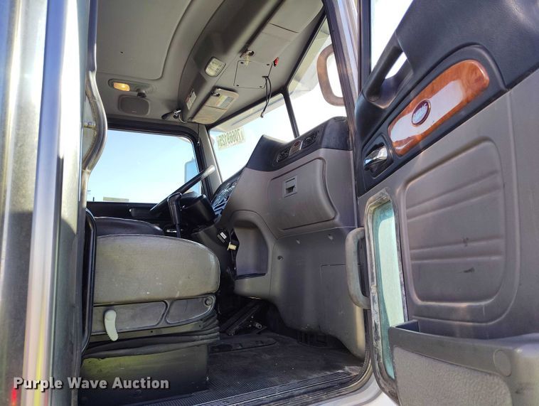 image for item YA0980 2011 Peterbilt 365 crane truck