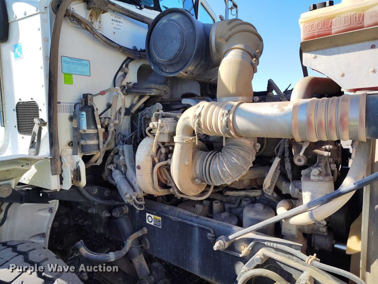 image for item YA0980 2011 Peterbilt 365 crane truck