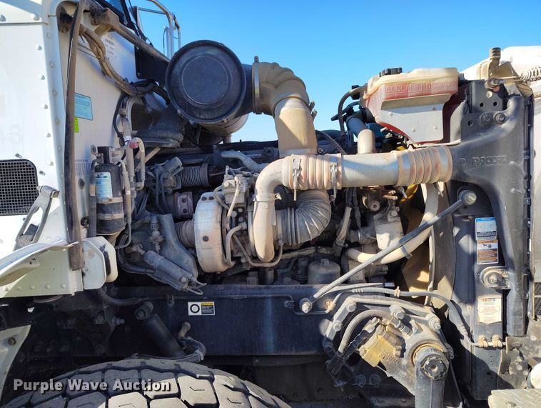 image for item YA0980 2011 Peterbilt 365 crane truck