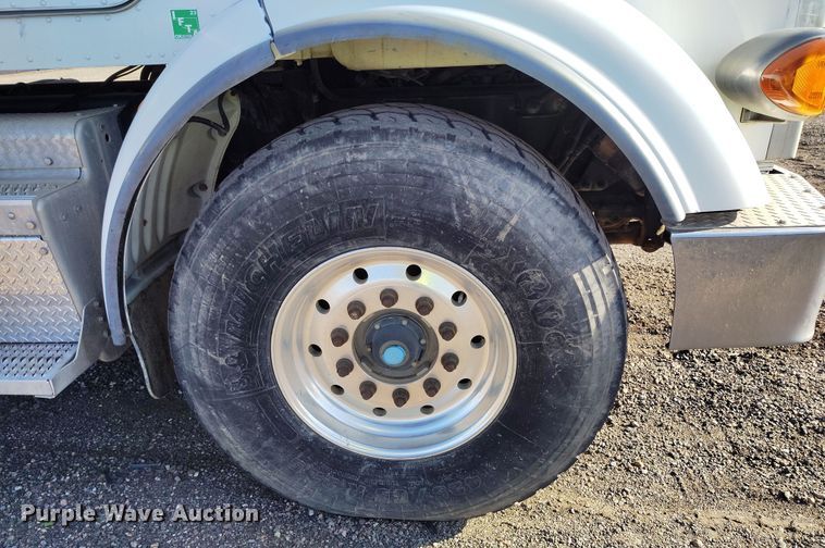 image for item YA0980 2011 Peterbilt 365 crane truck