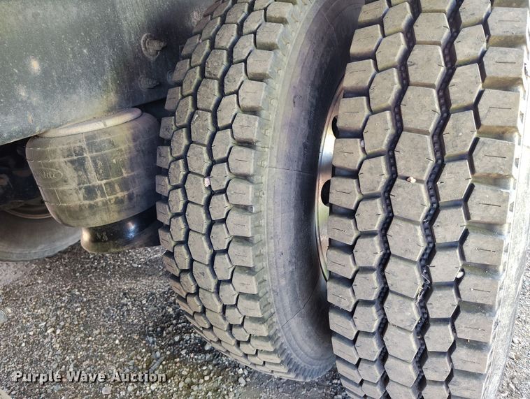 image for item YA0980 2011 Peterbilt 365 crane truck