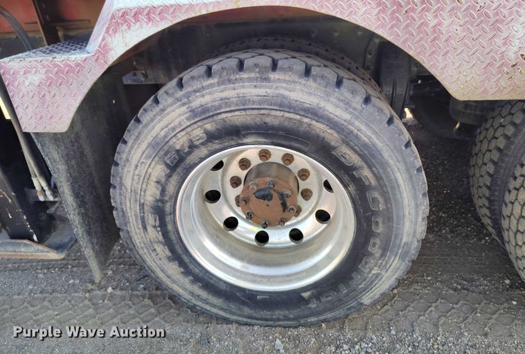 image for item YA0980 2011 Peterbilt 365 crane truck