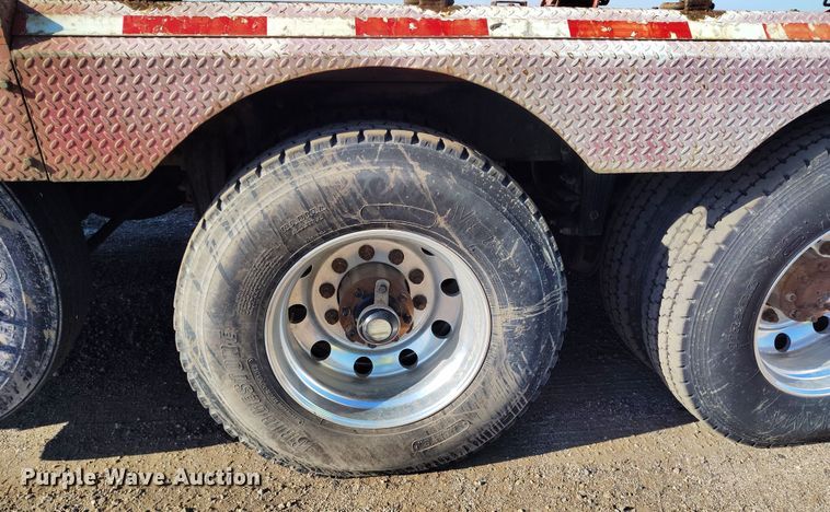 image for item YA0980 2011 Peterbilt 365 crane truck