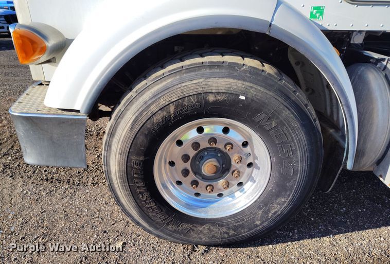 image for item YA0980 2011 Peterbilt 365 crane truck