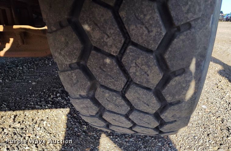 image for item YA0980 2011 Peterbilt 365 crane truck