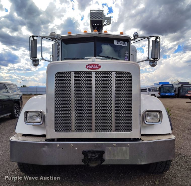 image for item YA0981 2013 Peterbilt  365 crane truck