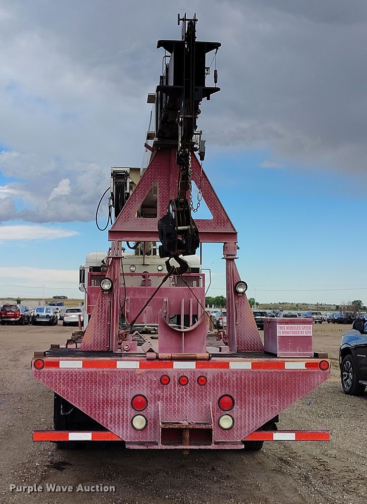 image for item YA0981 2013 Peterbilt  365 crane truck