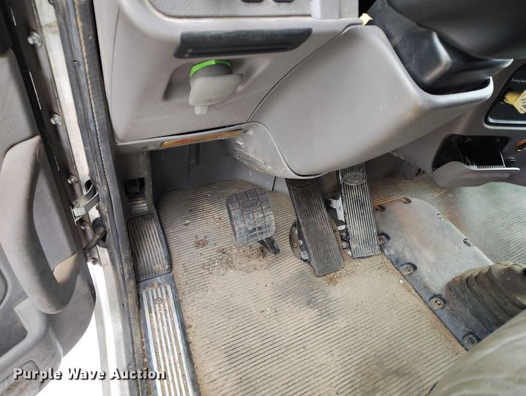 image for item YA0981 2013 Peterbilt  365 crane truck