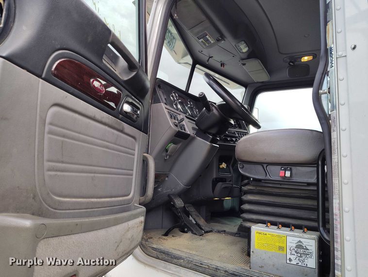 image for item YA0981 2013 Peterbilt  365 crane truck