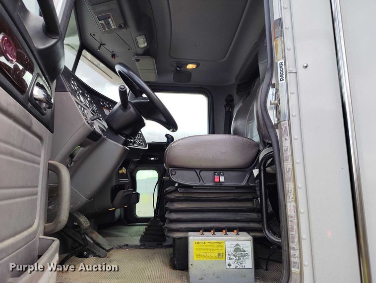 image for item YA0981 2013 Peterbilt  365 crane truck