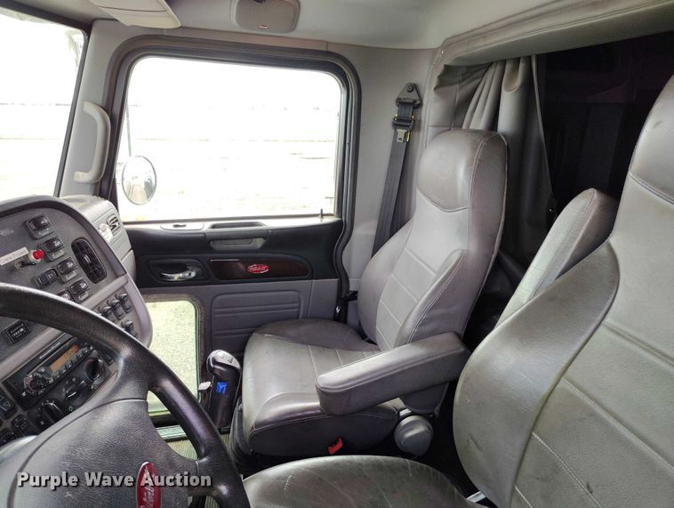 image for item YA0981 2013 Peterbilt  365 crane truck