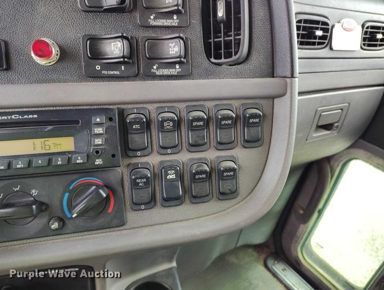 image for item YA0981 2013 Peterbilt  365 crane truck