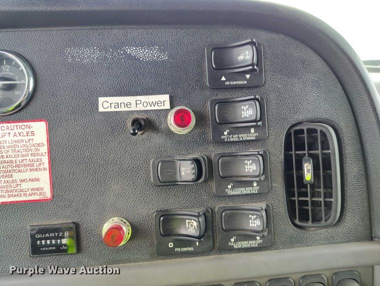 image for item YA0981 2013 Peterbilt  365 crane truck