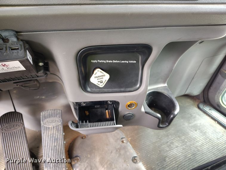 image for item YA0981 2013 Peterbilt  365 crane truck