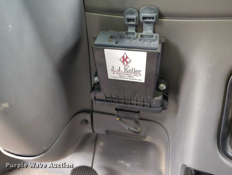 image for item YA0981 2013 Peterbilt  365 crane truck