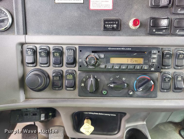 image for item YA0981 2013 Peterbilt  365 crane truck