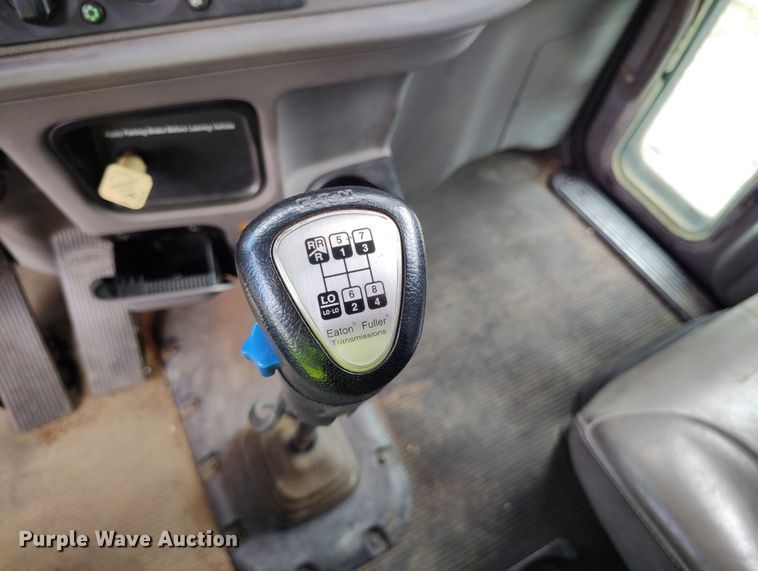 image for item YA0981 2013 Peterbilt  365 crane truck