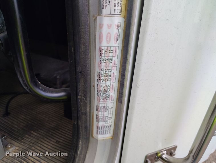 image for item YA0981 2013 Peterbilt  365 crane truck