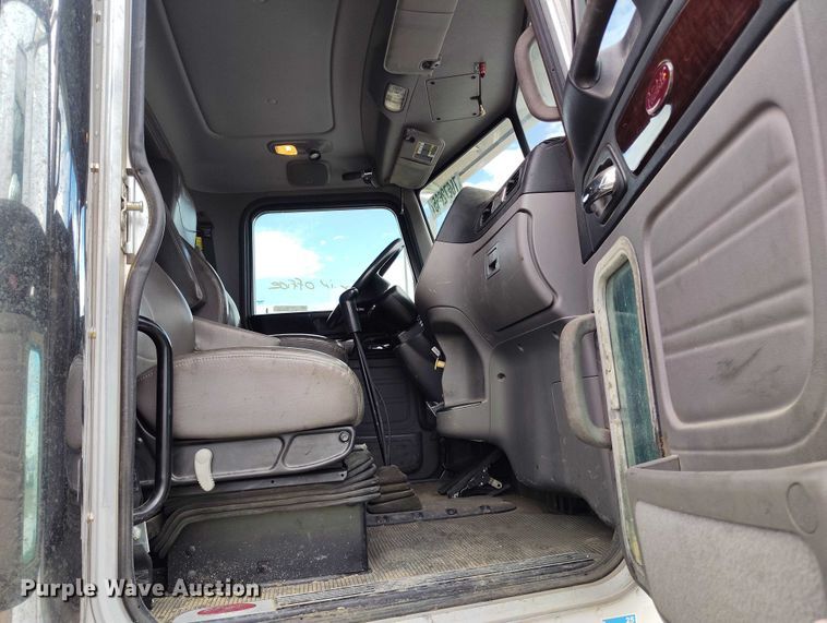 image for item YA0981 2013 Peterbilt  365 crane truck