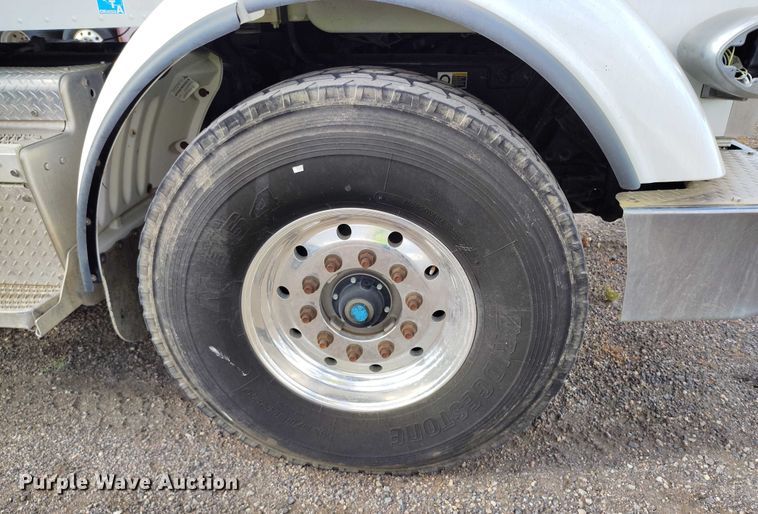 image for item YA0981 2013 Peterbilt  365 crane truck