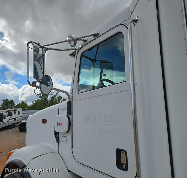 image for item YA1101 2012 Peterbilt 365 crane truck