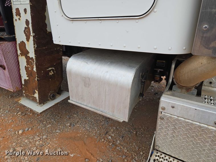 image for item YA1101 2012 Peterbilt 365 crane truck