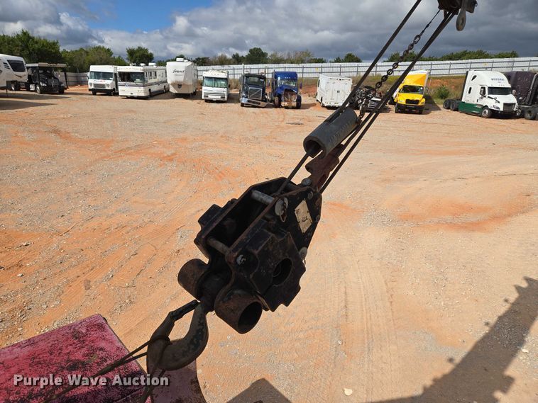 image for item YA1101 2012 Peterbilt 365 crane truck