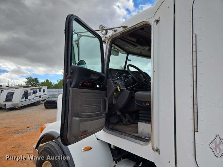 image for item YA1101 2012 Peterbilt 365 crane truck