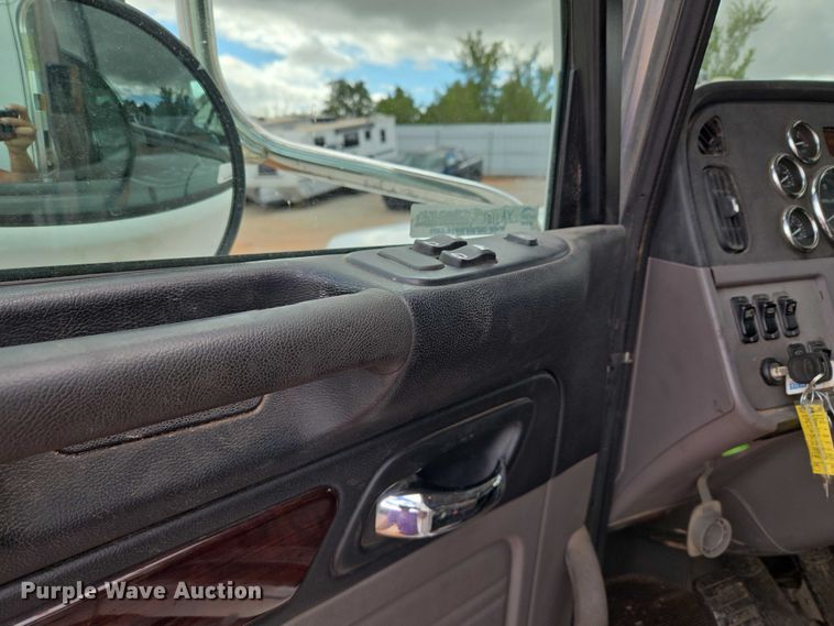 image for item YA1101 2012 Peterbilt 365 crane truck