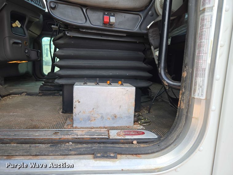 image for item YA1101 2012 Peterbilt 365 crane truck